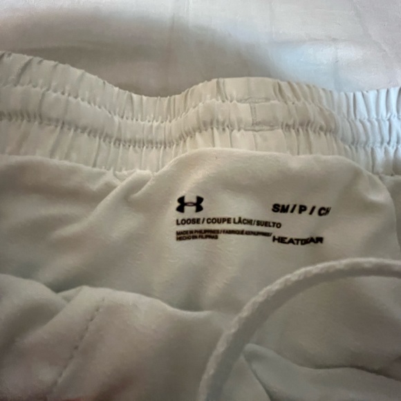Under Armour womens white shorts - Picture 3 of 4